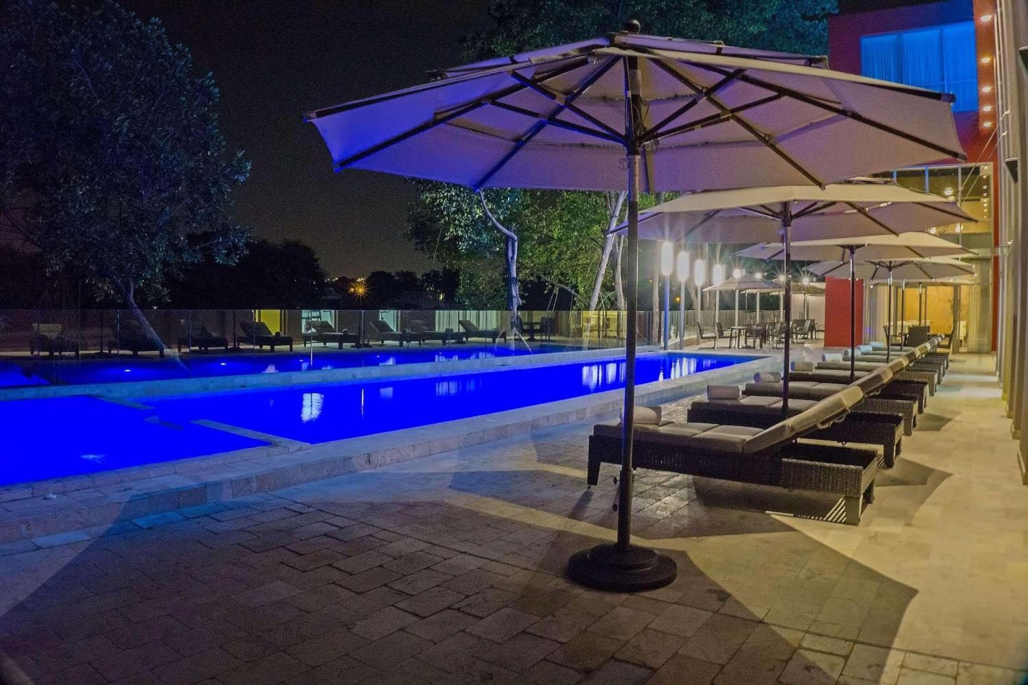 Radisson Hotel Guayaquil Exterior foto The pool at the hotel